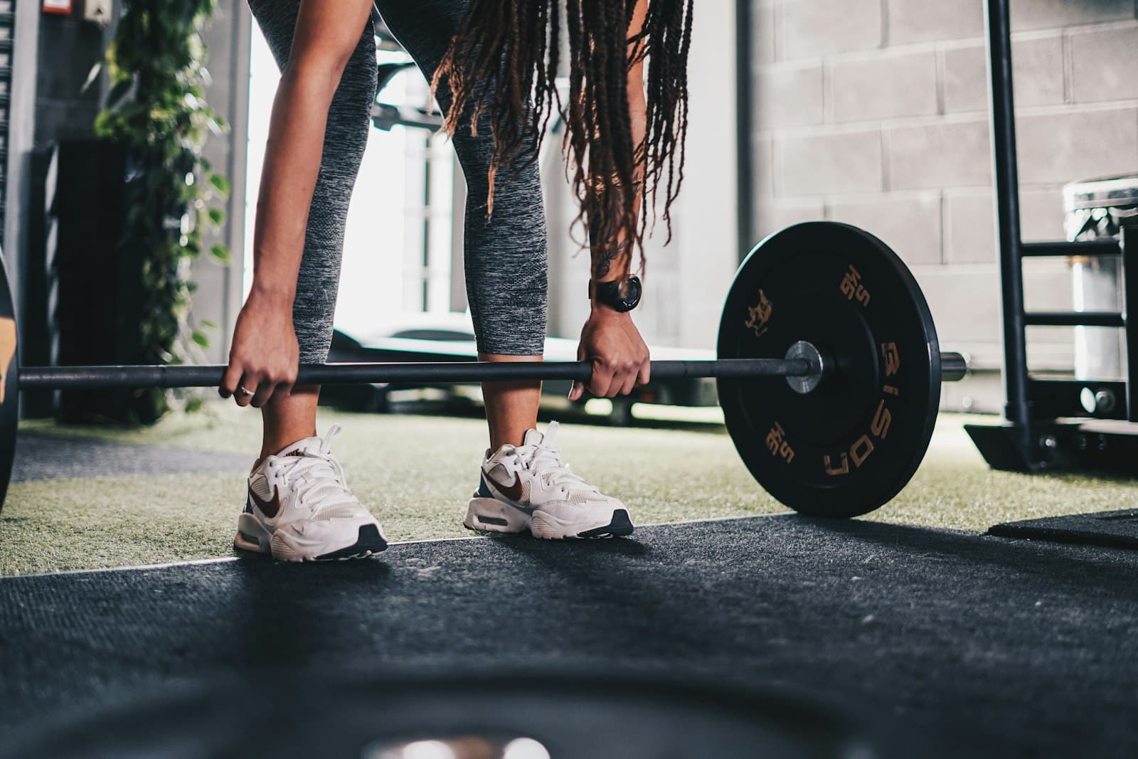 Sporter pakt een barbell vast voor een deadlift in de sportschool