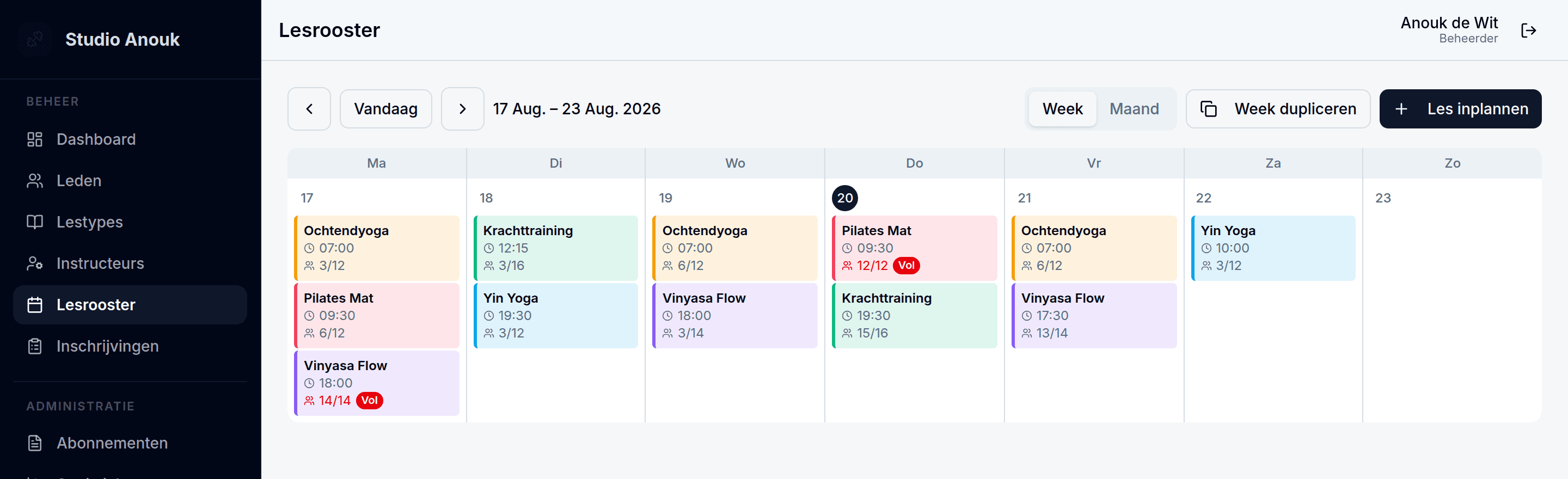 Het lesrooster in SweatSync: een week met lessen per dag, met bezetting per les en een markering wanneer een les vol zit.
